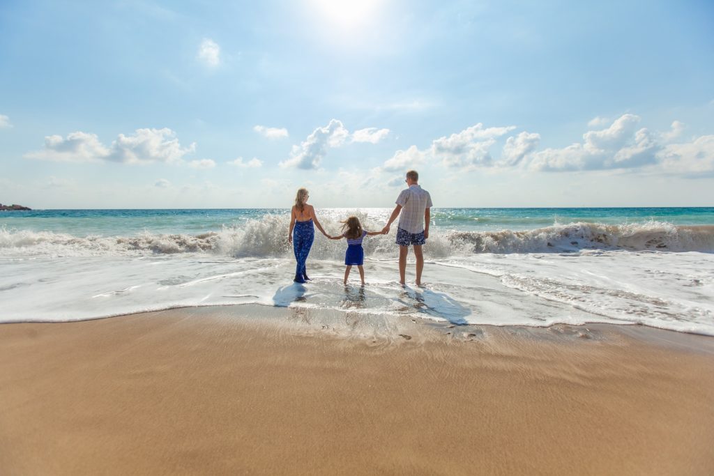 Vacances en famille au bord de la plage Méditerranée